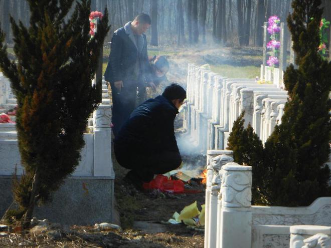 坟上坟惹得祸上门”清明有啥讲究米乐m6老话说：“闰月清明不上(图2)